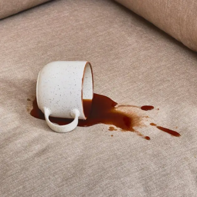 Hogyan távolítsuk el a kávéfoltot a kárpitozott bútorainkról?